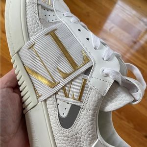 VALENTINO GARAVANI
Valentino Garavani leather sneakers w/VLTN logo size 37 NIB